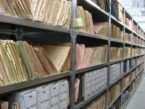 documenti e faldoni in scaffalature