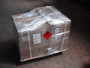 merce imballata con pellicola trasparente per evitare che le scatole si bagnino