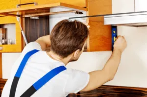 facchino che rimonta un pensile di una cucina